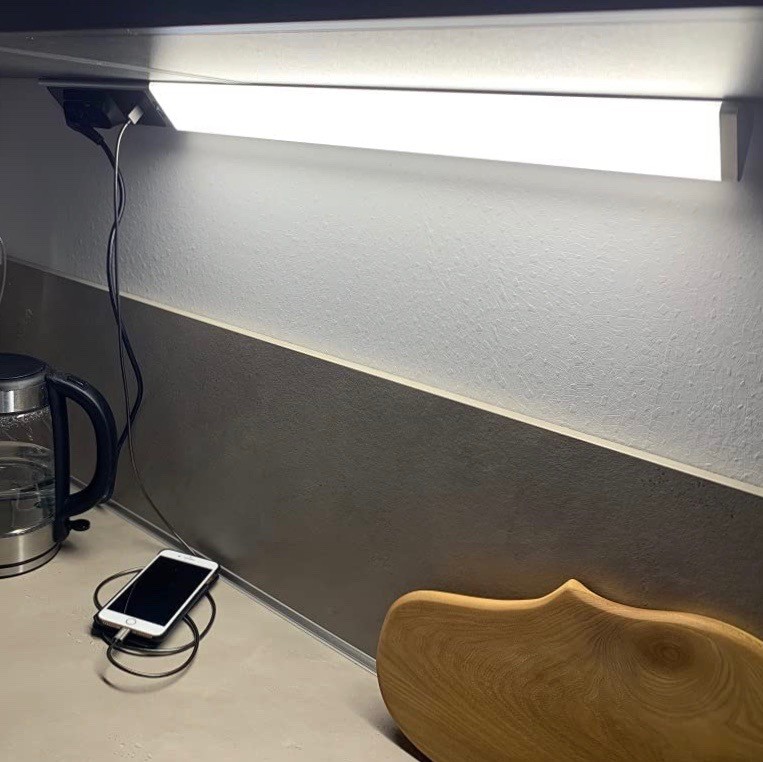 81,95 € Envio grátis | Iluminação de móveis 18W 80×6 cm. Alumínio e pmma. Cor prata