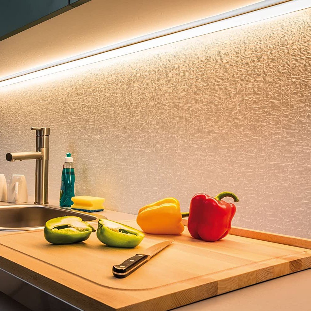 106,95 € Envio grátis | Tira e mangueira de LED 40W LED 2700K Luz muito quente. 300 cm. 3 metros. Bobina de tira de LED. Ajustável e autoadesivo Metais. Cor prata