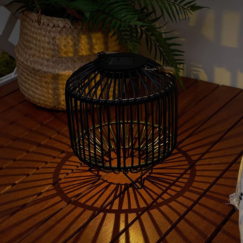 73,95 € Spedizione Gratuita | Lampada da esterno 3000K Luce calda. Ø 23 cm. Ricarica solare Pmma, metallo e rattan. Colore nero