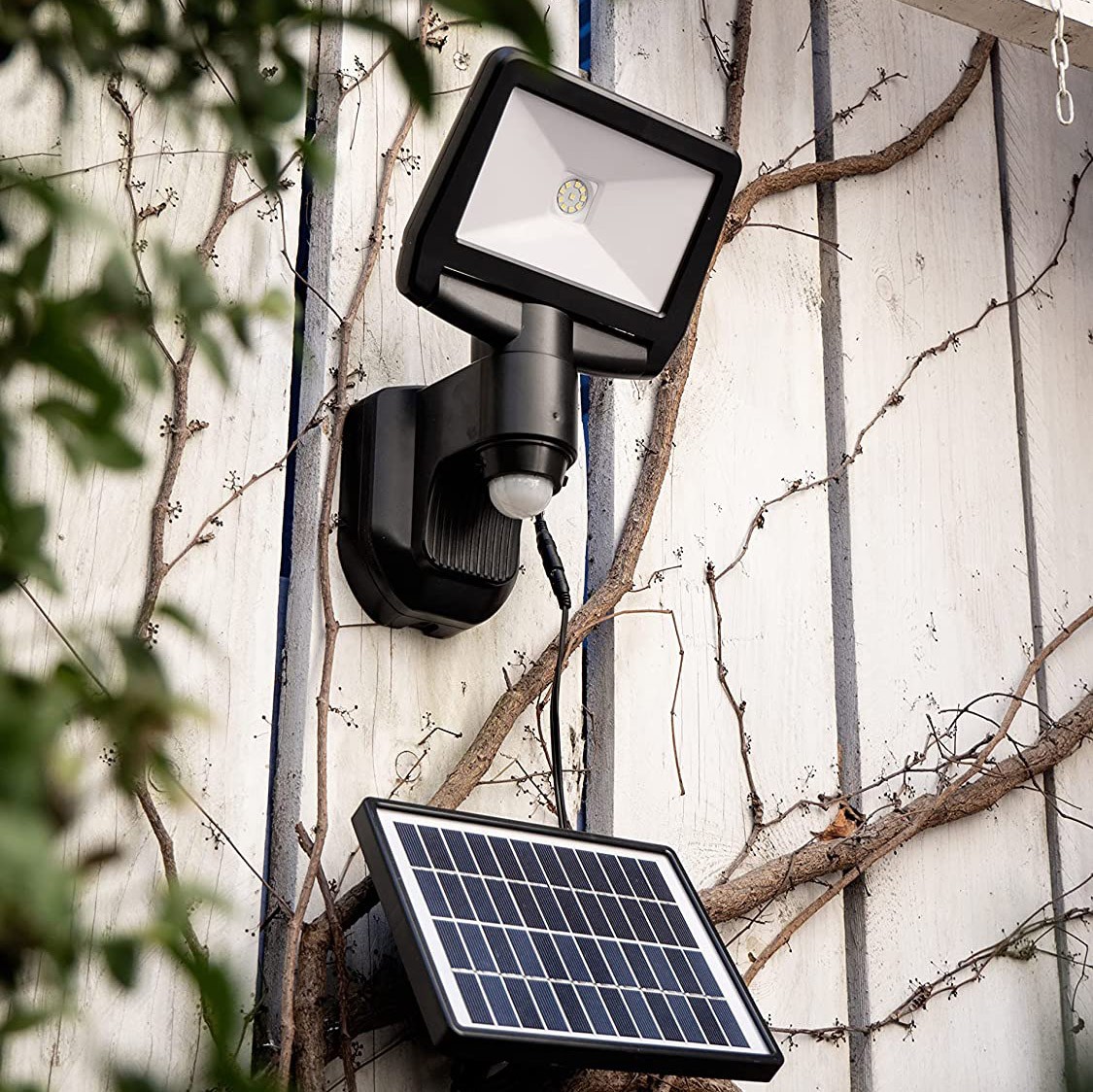 73,95 € Envío gratis | Foco proyector exterior 11W 30×19 cm. Recarga solar. Detector de movimiento Metal. Color negro