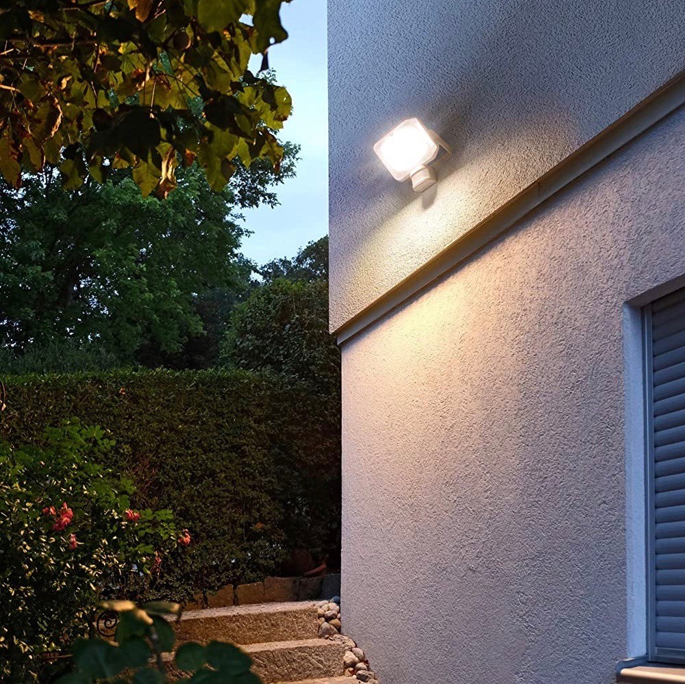 69,95 € Envio grátis | Holofote externo 30W 22×22 cm. Detector de movimento infravermelho Alumínio. Cor branco