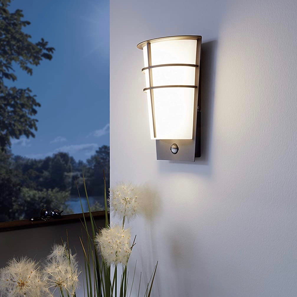 68,95 € Envio grátis | Aplique de parede ao ar livre Eglo 3W 3000K Luz quente. 50×19 cm. Aço. Cor prata